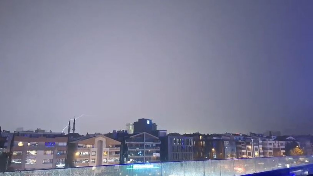 Ankara'da şimşekler gökyüzünü aydınlattı