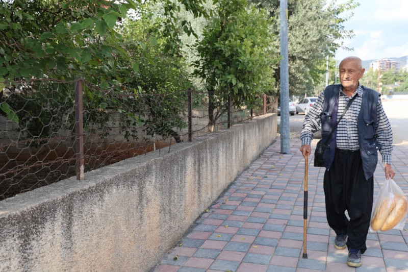 Adana'da 86 yaşındaki adam her gün 8 kilometre yürüyor