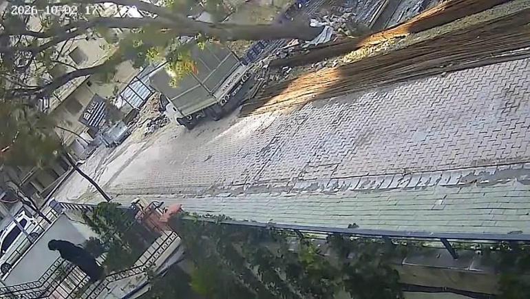 Avcılar’da binaya girmek üzereydi, devrilen ağacın altında kalmaktan son anda kurtuldu