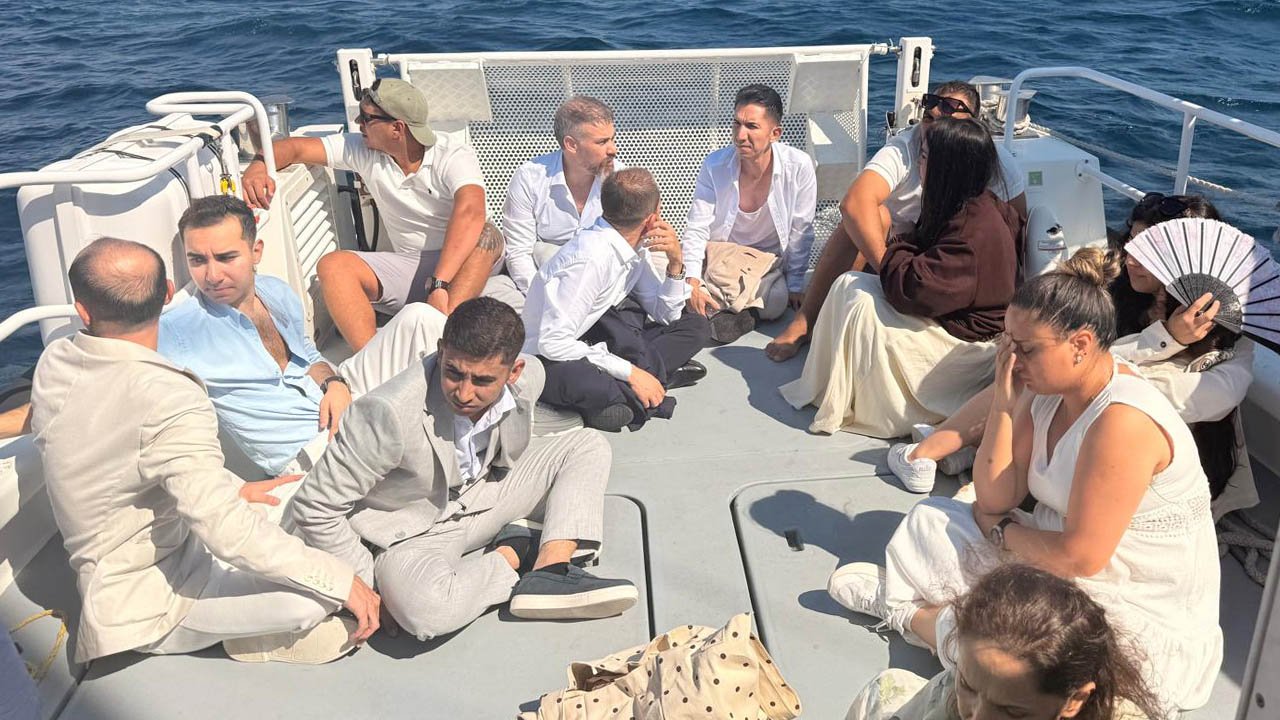BAKMAYIN ŞIK GİYİNDİKLERİNE...