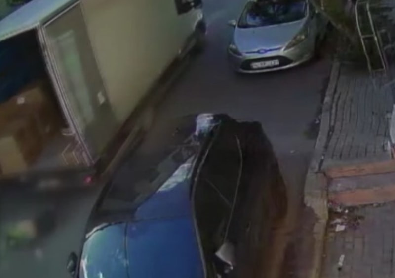 Avcılar'da kamyonetin altında kalan yaşlı kadın hayatını kaybetti