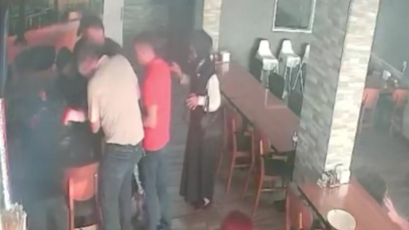 Giresun'da nefes borusuna ekmek kaçan garsonu, doktor müşteri kurtardı