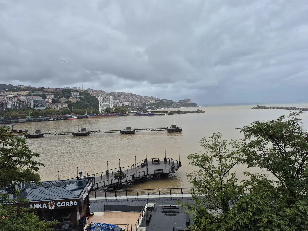 Zonguldak’ta yağış sonrası deniz çamur rengini aldı