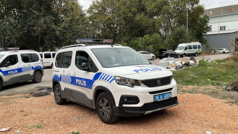 Bursa'da kendini otomobile kilitleyen kadın ekiplere zor anlar yaşattı