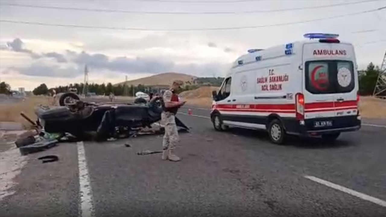 Düz yolda felaket: Hareket halindeki aracın lastiği koptu