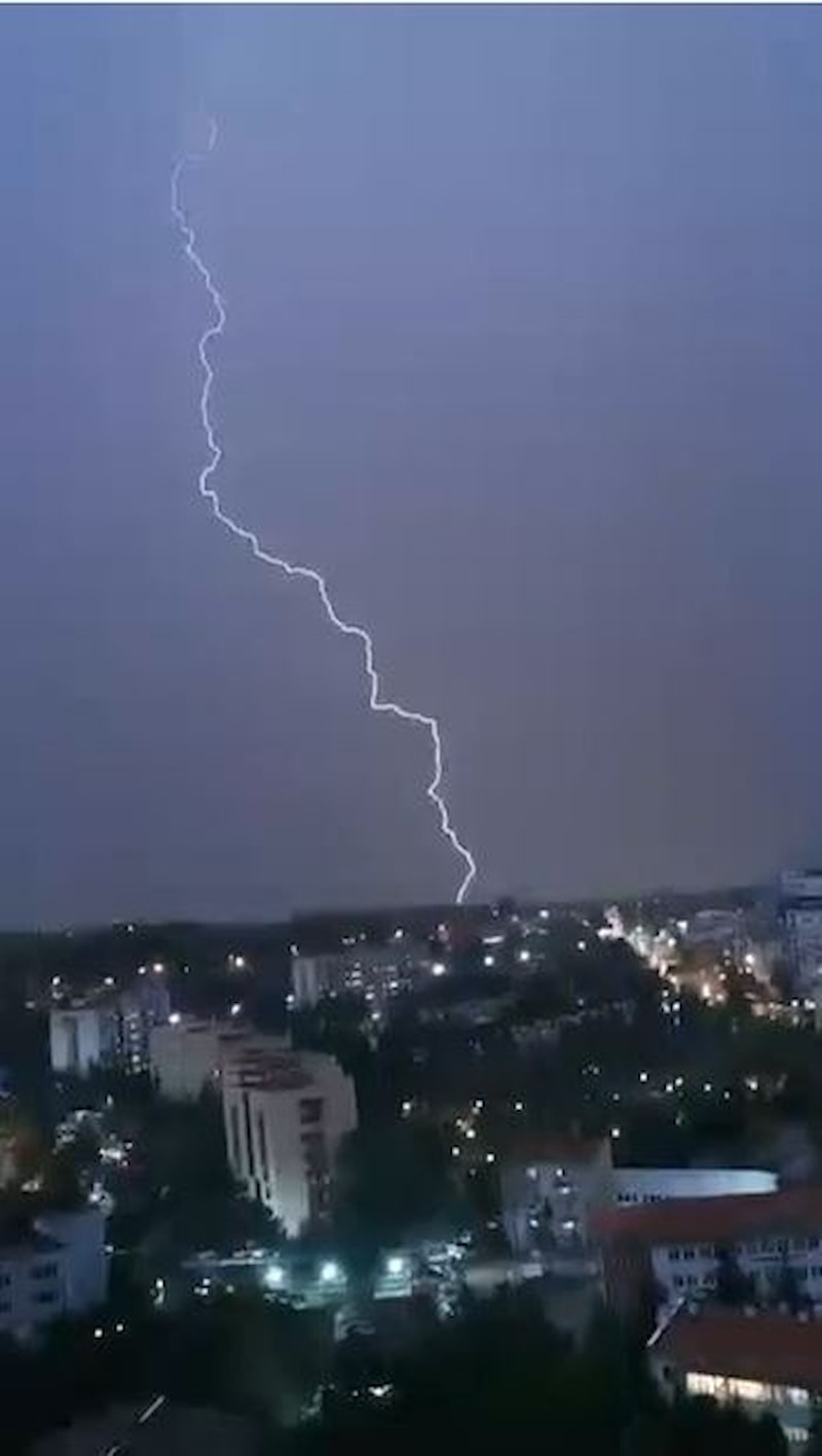 Ankara'da şimşekler gökyüzünü aydınlattı