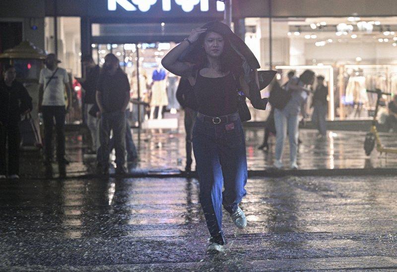Ankara'da yine aynı manzara! Sağanak nedeniyle sokaklar göle döndü