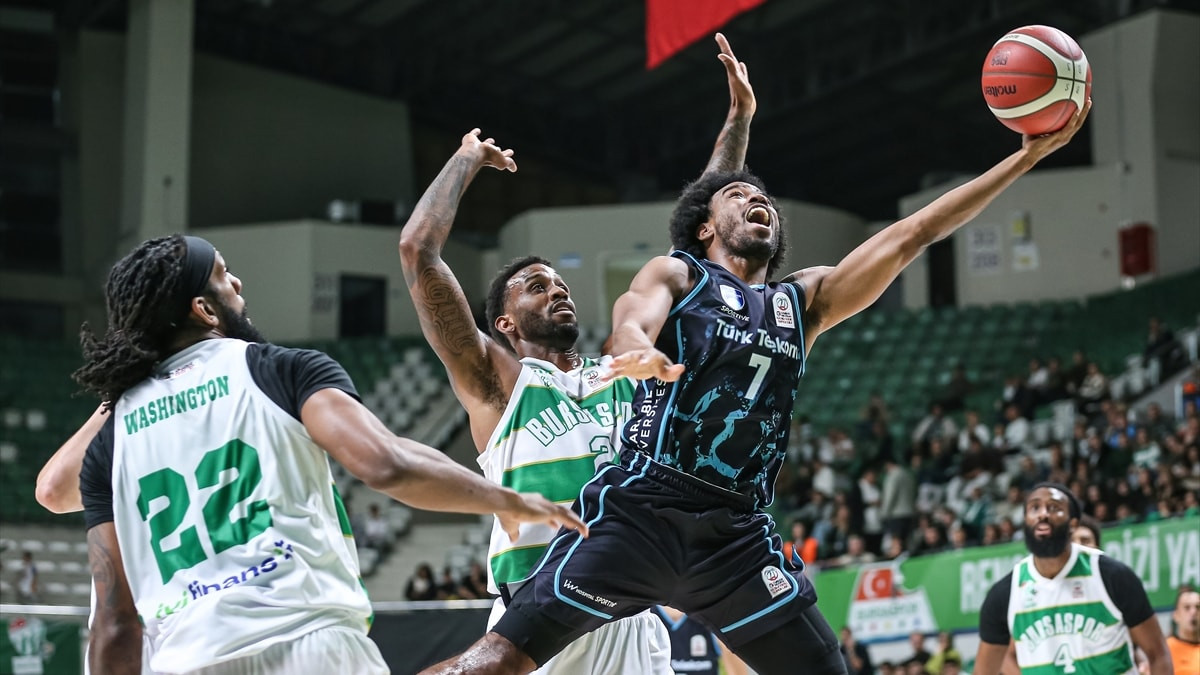 Türk Telekom, Bursaspor Basketbol karşısında galip geldi