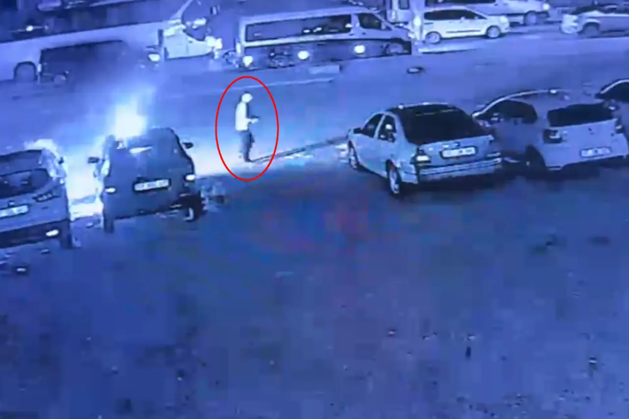 Otogaleri önündeki 6 aracı benzin döküp ateşe verdi