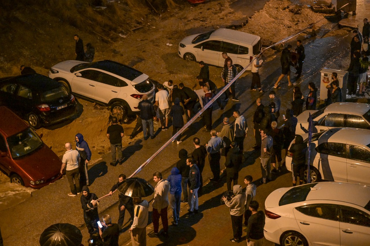 Başkentte sağanak! Yollar göle döndü, araçlar mahsur kaldı