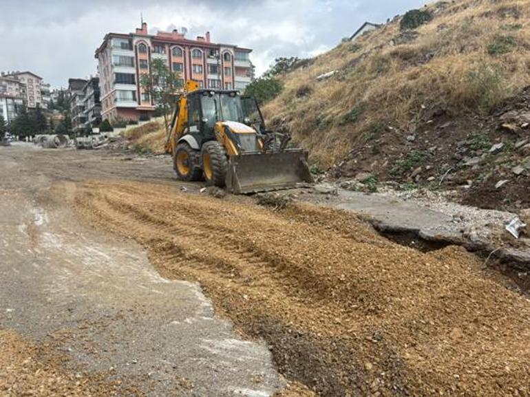 Ankara’da sel sonrası facia! Yol yarıldı 20 araç çukura düştü