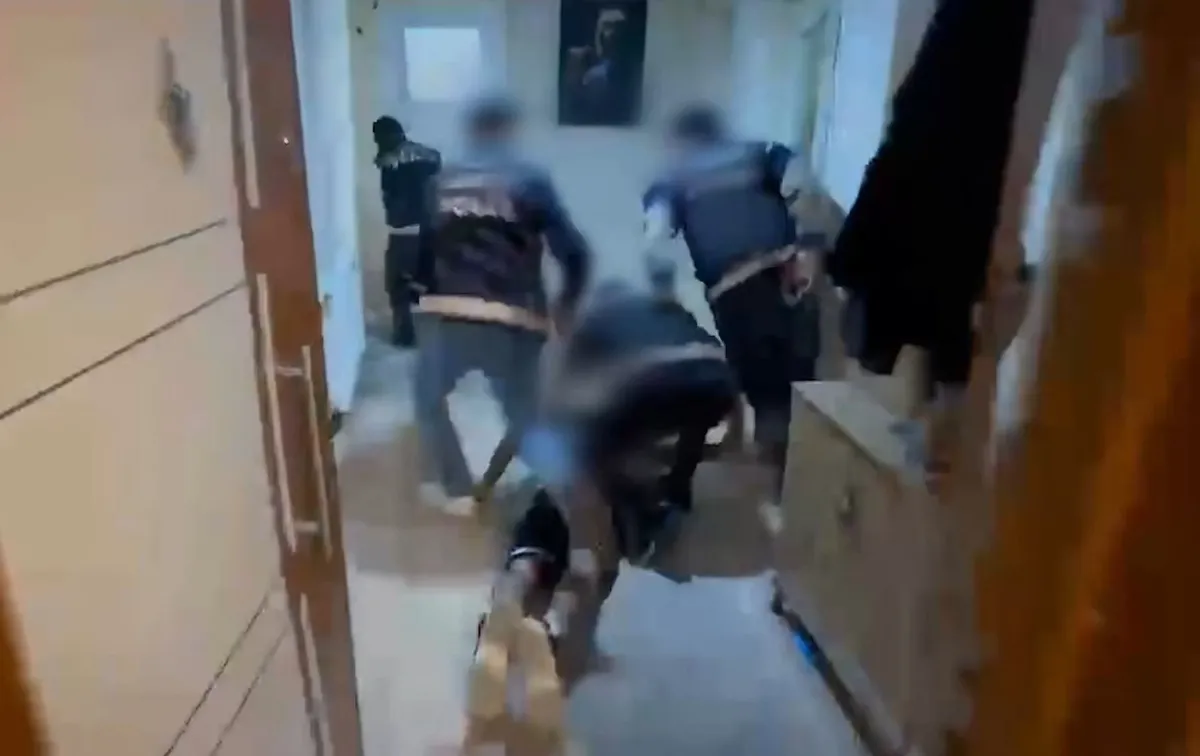 Esenyurt’ta iki adrese eş zamanlı uyuşturucu operasyonu: Yüzlerce kilo metamfetamin ele geçirildi