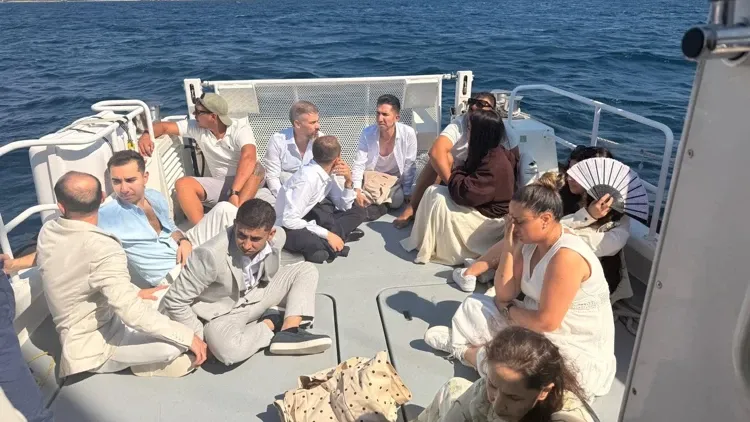 Şık kıyafetlerle yola çıkmışlardı! Muğla’da yelkenlide yakalandılar