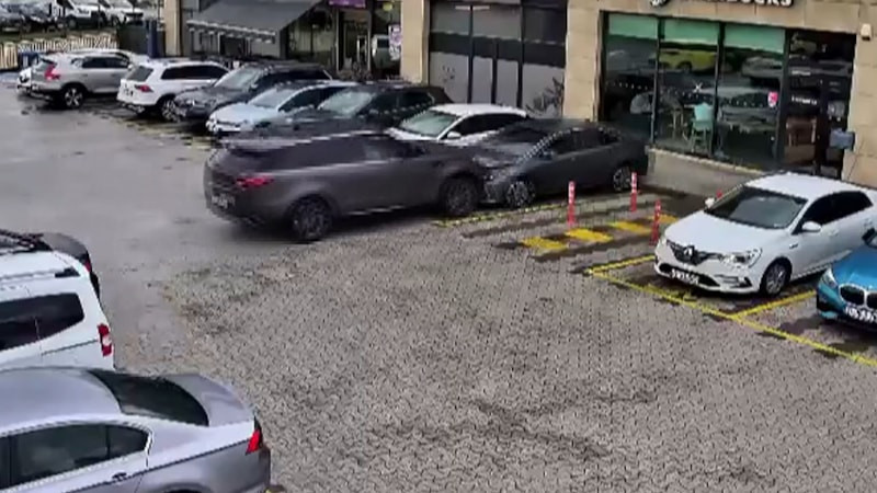İstanbul Çekmeköy'de 2 aracın kafeye girdiği kaza kamerada