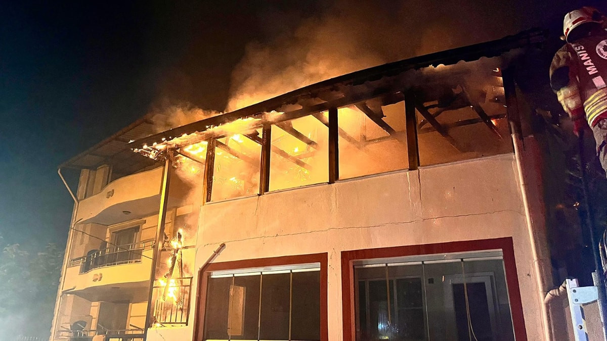 Manisa'da gece saatlerinde yangın paniği
