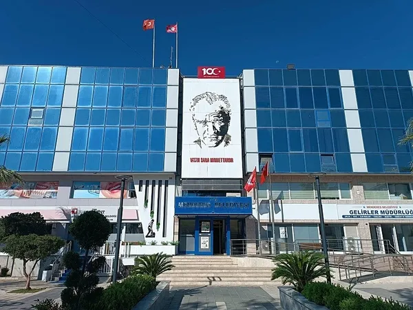 SON DAKİKA: İzmir'de şafak operasyonu! Menderes Belediyesi'ne 2. dalga operasyon: 9 şüpheli gözaltına alındı