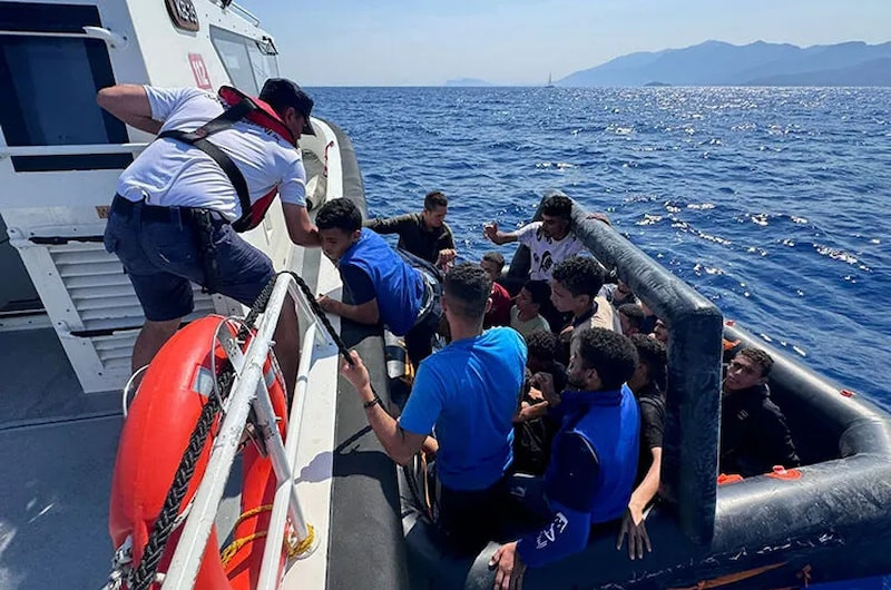 Muğla açıklarında yelkenli teknedeki şık giyimli düzensiz göçmenler yakalandı