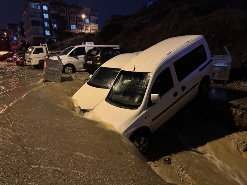 Ankara'yı sağanak vurdu: Biriken sularda araçlar mahsur kaldı, yol çöktü