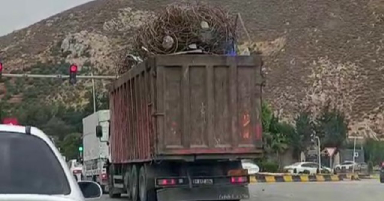 Trafikte korkutan manzara! Dorseden taşan hurda demirlerle trafiğe çıkan tır kamerada