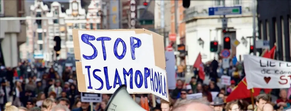 2026 "Küresel Aşırı Sağ Raporu" açıklandı: 30 ülkede 255 vaka incelendi, İslamofobi tırmanışta!