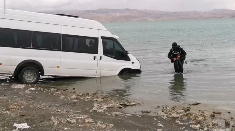 Van'da minibüs Erçek Gölü'ne uçtu: Sürücü kendi imkanları ile çıktı