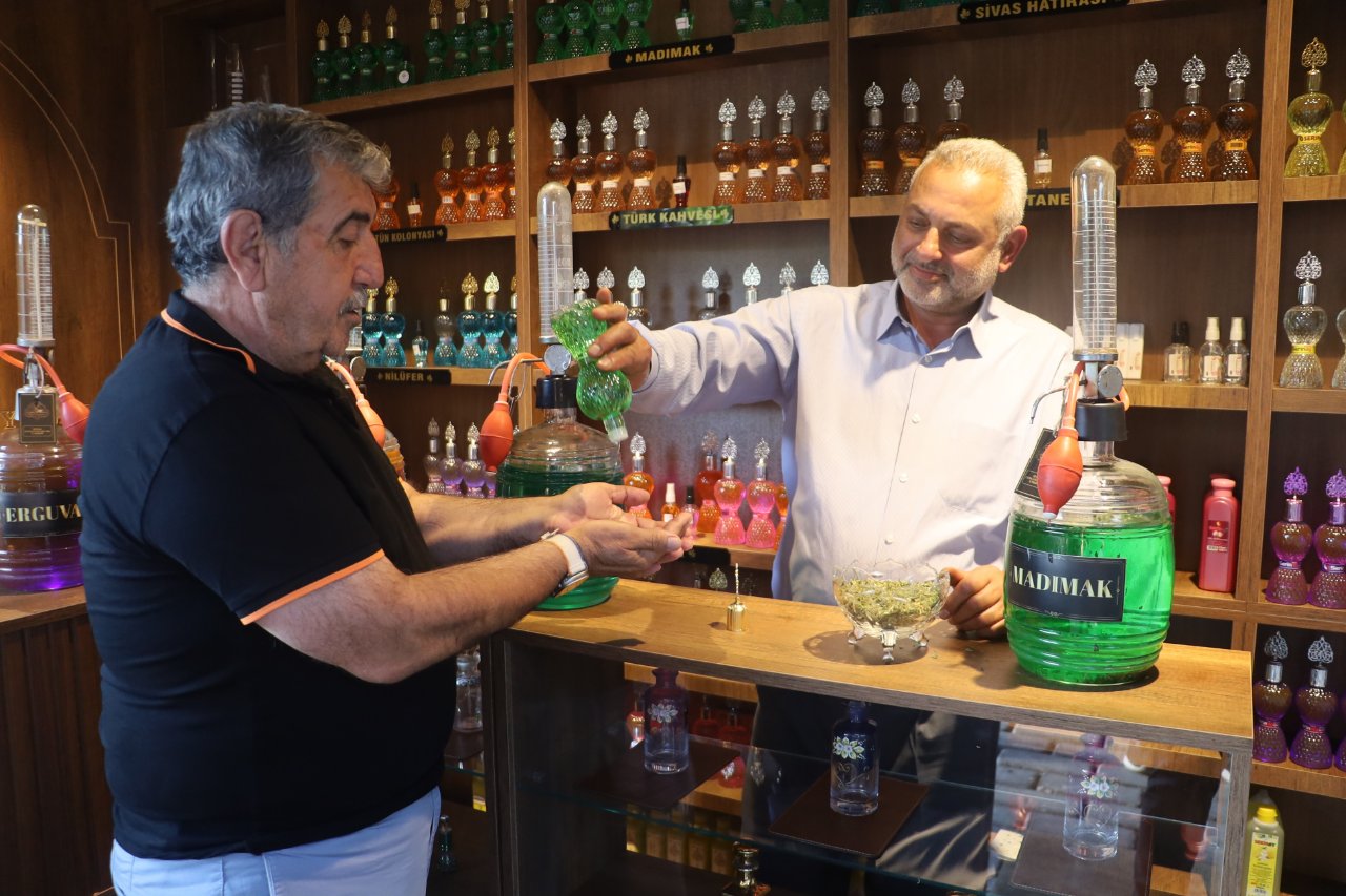 Sofraların vazgeçilmezi şişeye girdi: Kolonyasını yaptılar