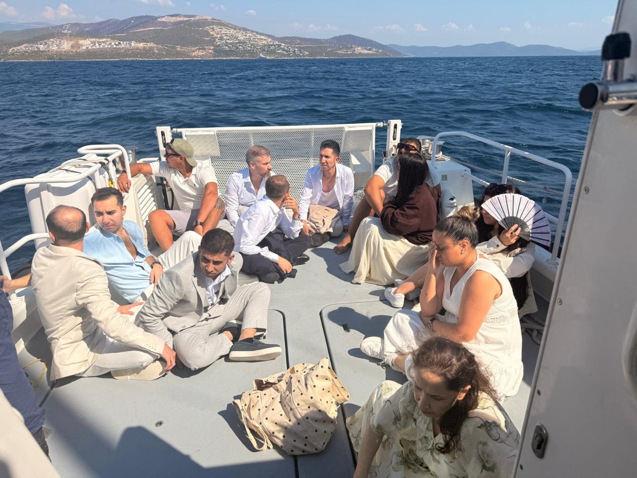 BAKMAYIN ŞIK GİYİNDİKLERİNE...