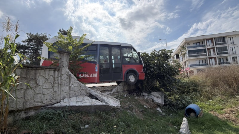 Düzce'de köpeklere çarpmamak için manevra yapan otobüs, duvara çarptı