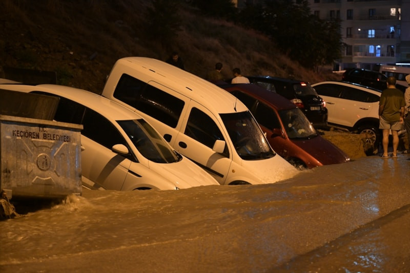 Ankara'yı sağanak vurdu: Biriken sularda araçlar mahsur kaldı, yol çöktü