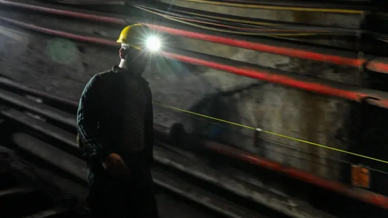 Soma'da maden ocağındaki göçükte iki işçi hayatını kaybetti, üç işçiyi kurtarma çalışmaları sürüyor