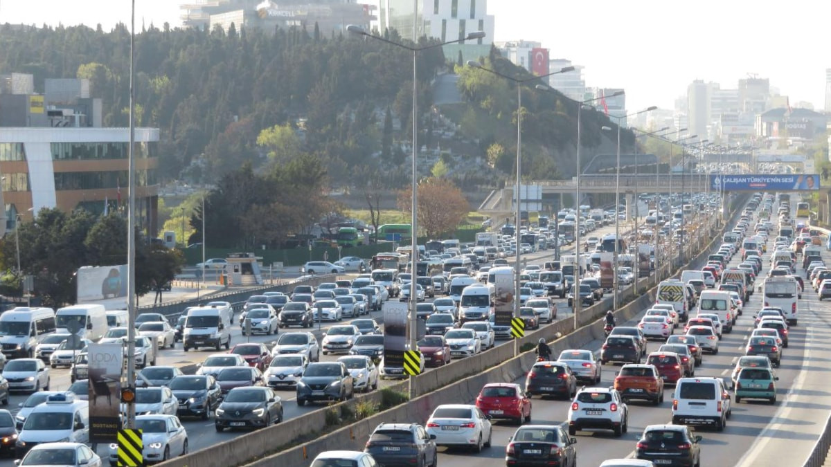 İstanbul'un trafik açmazı: Bir yılda 12 gün boşa gidiyor