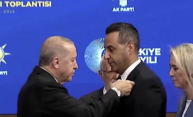 İzmir'de CHP'li belediye başkanları AK Parti'ye katıldı: Muhalefette Özgür Özel'e tepki
