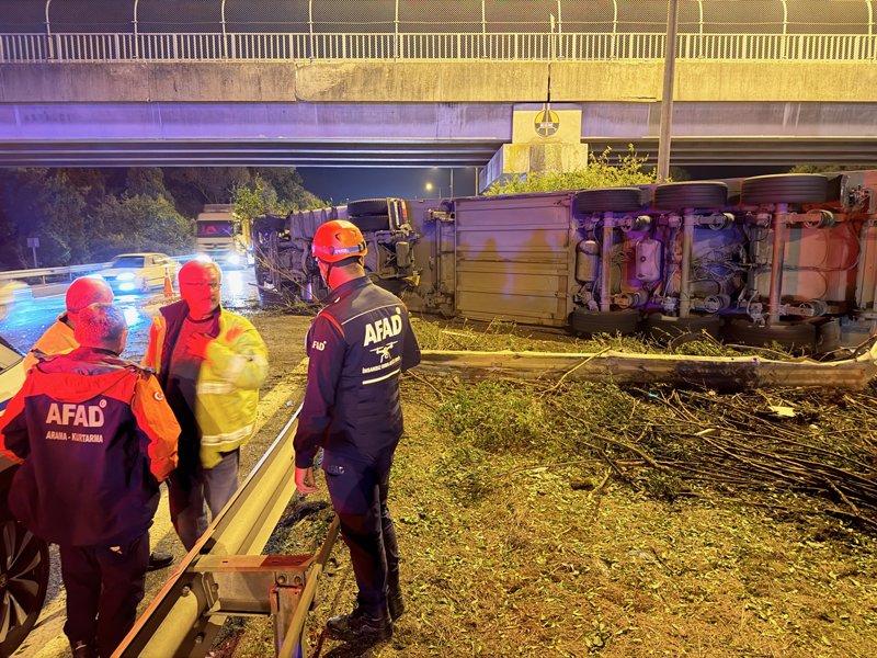 Parfüm yüklü tır devrildi: Anadolu Otoyolu'nda trafik aksadı