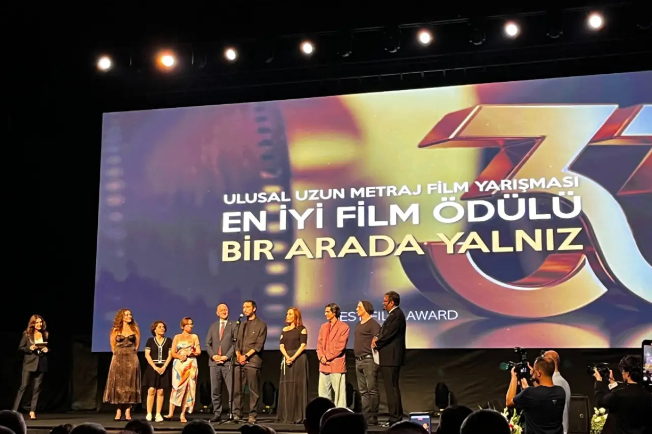 Altın Koza’da “Bir Arada Yalnız” En İyi Film seçildi: Hazar Ergüçlü’den madenciler için konuşma