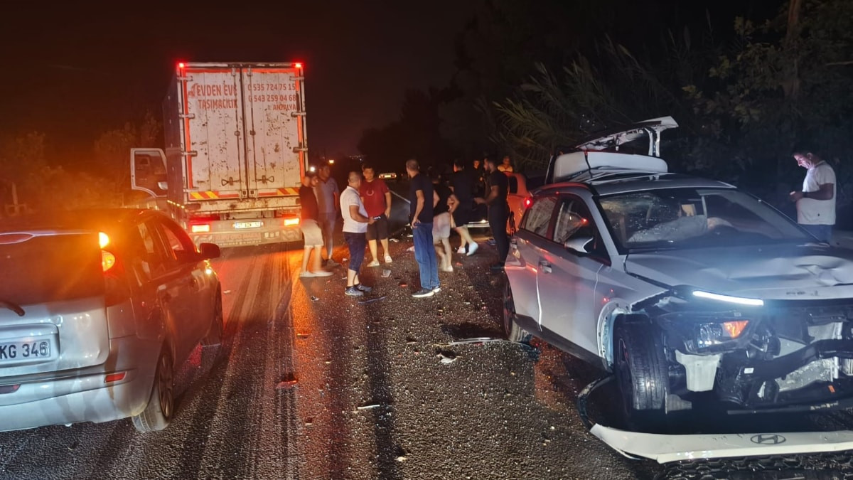 Antalya'da 4 aracın karıştığı kazada ortalık savaş alanına döndü