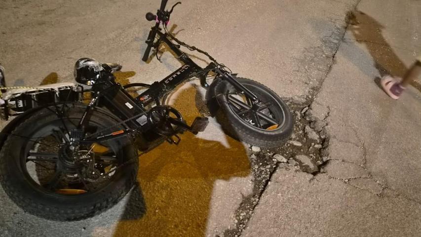 Adana’da yoldaki çukur baba ve kızını hastanelik etti