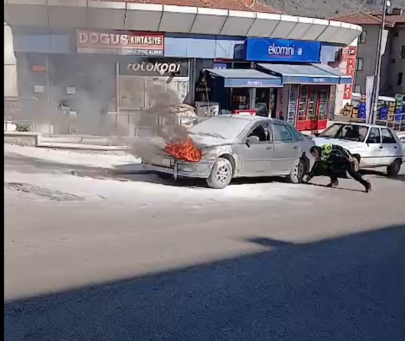 Amasya'da KPSS'ye girdi, aracı yandı