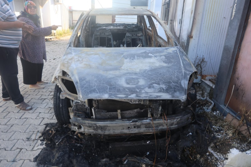 Hatay'da çalamadıkları otomobili yaktılar