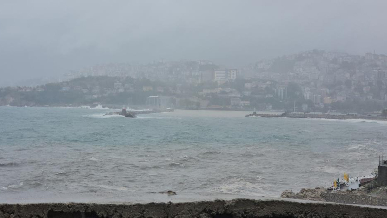 Zonguldak'ta deniz sarı ve kahverengiye büründü