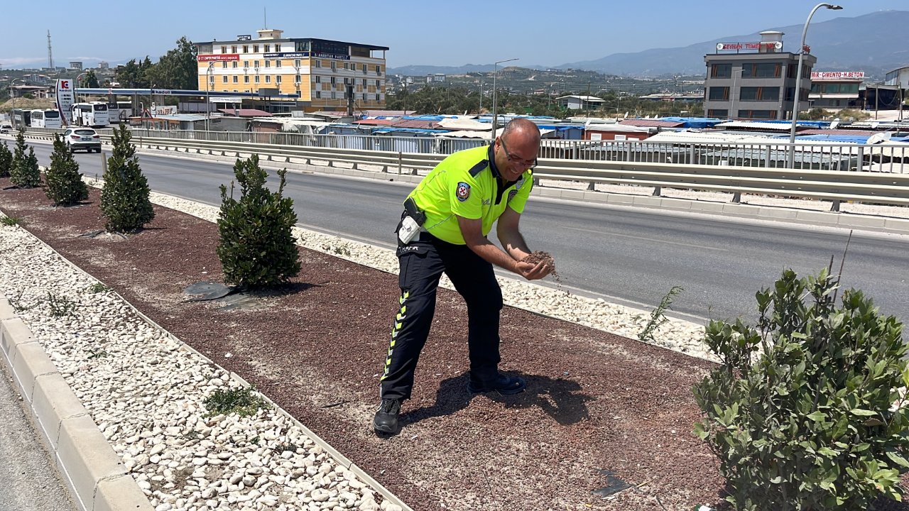 Polisten takdir toplayan hareket! Yağ dökülen yola avuçla kum taşıdı