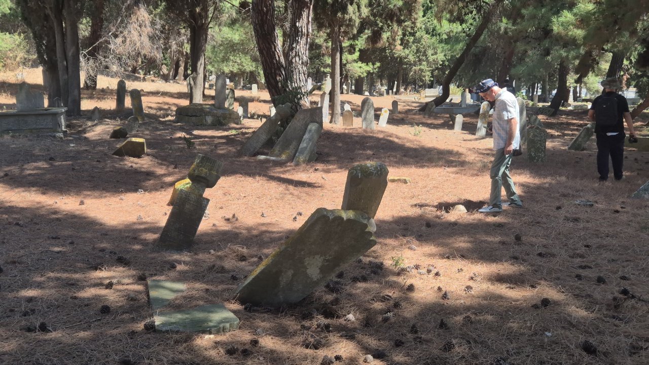 90 mezar taşı kurtarıldı