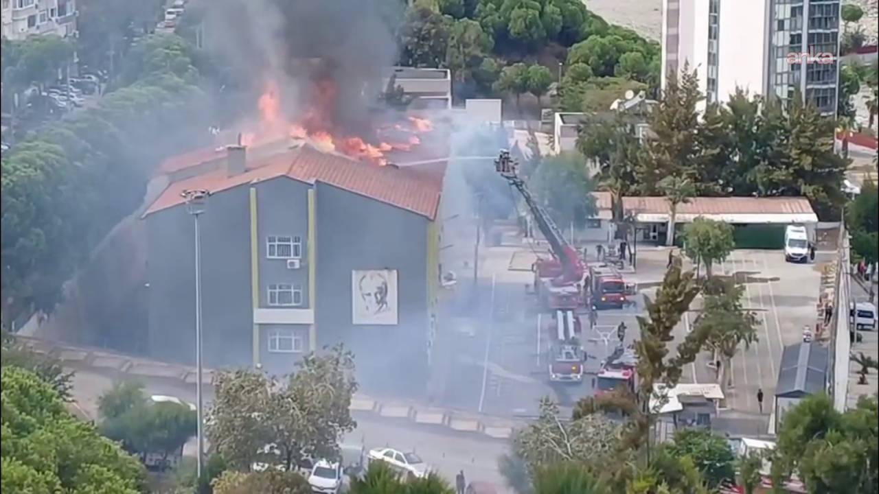 İzmir'de ortaokulun çatısında korkutan yangın