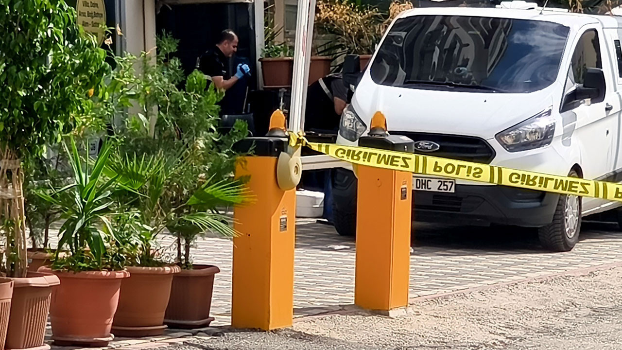 İş yeri önünde silahlı saldırıya uğradı: Kuyumcu kurşunların hedfi oldu