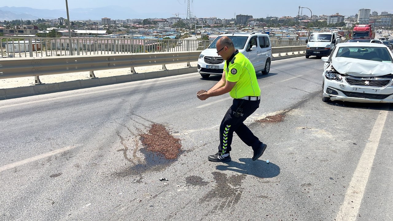 Polisten takdir toplayan hareket! Yağ dökülen yola avuçla kum taşıdı