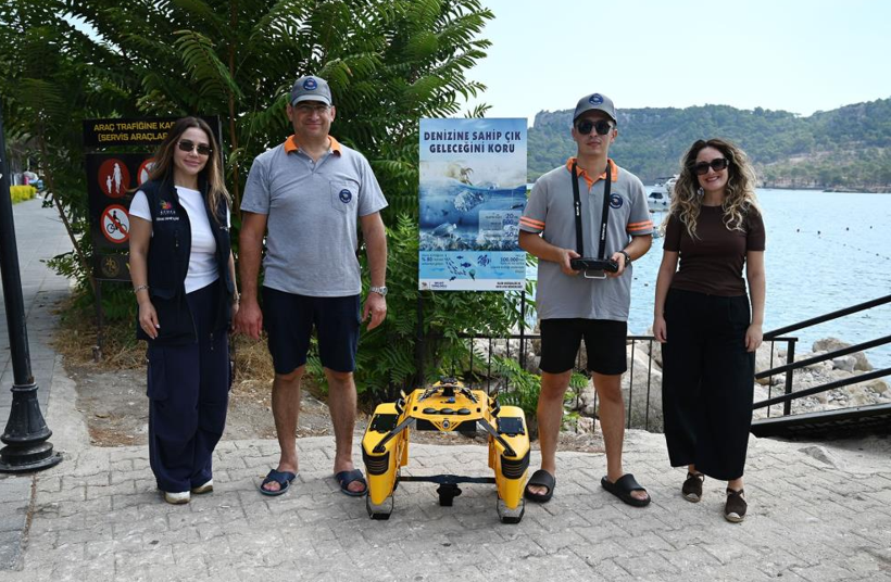 Antalya Kemer’de “Çöp Kapar” ile deniz yüzeyindeki atıklar toplanıyor