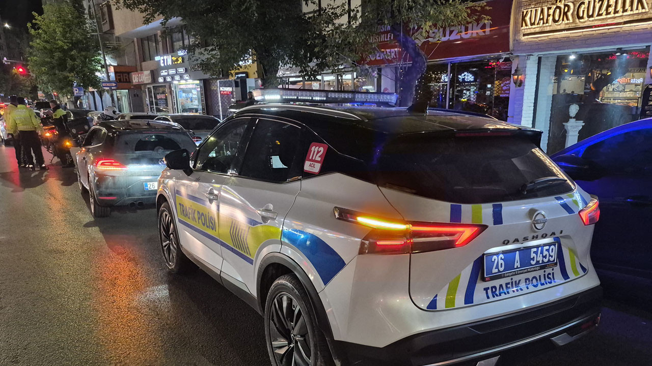 Polis durdurdu, sürücü direndi: Gürültü cezasından kaçamadı