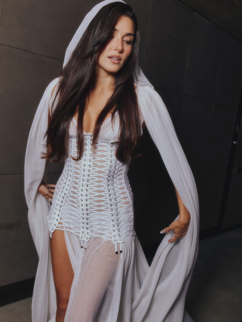 Hande Erçel davete gelin gibi katıldı! Hayranları beğeni yağdırdı