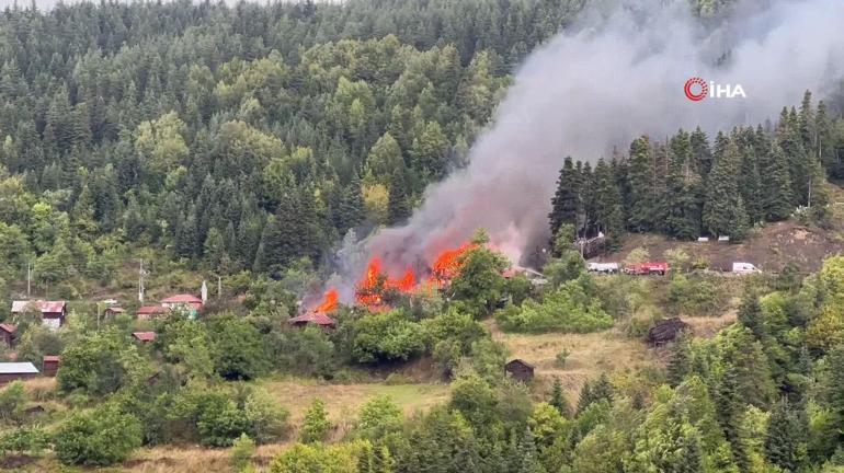 Yer: Kastamonu... Ahşap evdeki yangın 4 eve sıçradı