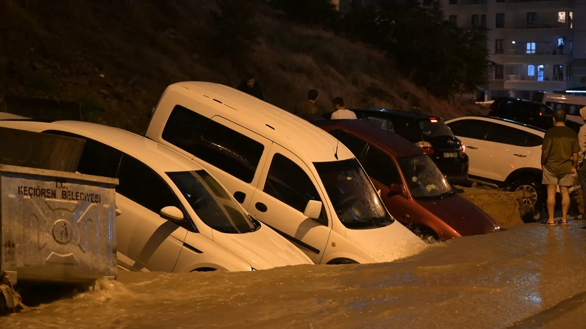 Ankara'da sağanak sonrası yol çöktü: Çok sayıda araç hasar gördü