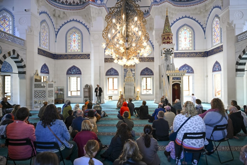 Almanya'da camilerin kapıları gayrimüslim ziyaretçilere açıldı